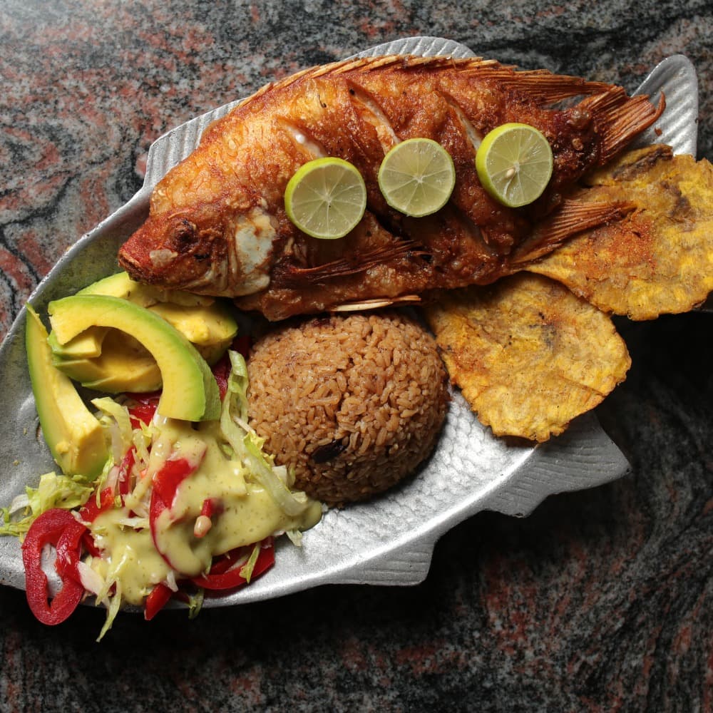 Pescado Frito con Arroz de Coco y Patacones